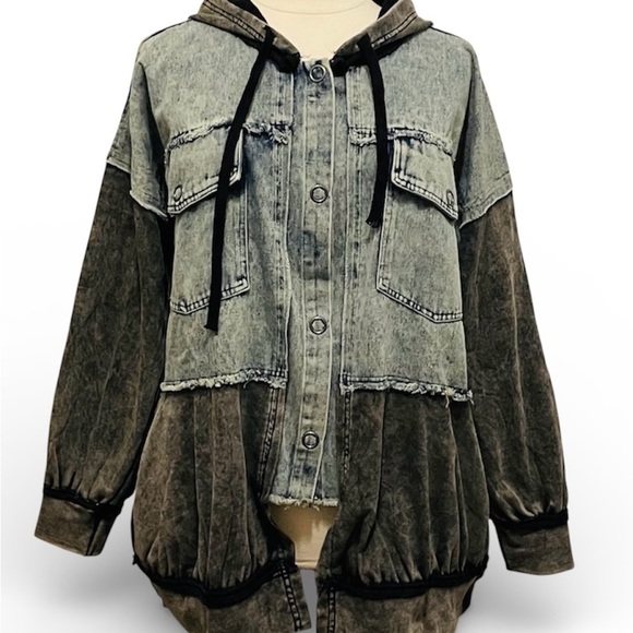Oli & Hali Jackets & Blazers - Oli & Hali Two-Tone Jean Jacket sz L